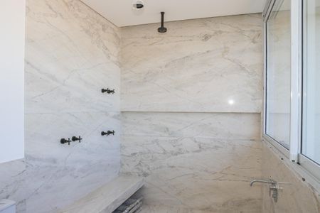 Apartamento à venda com 220m², 3 quartos e 2 vagas Apartamento à venda com 220m², 3 quartos e 2 vagasBanheiro da Suíte 1