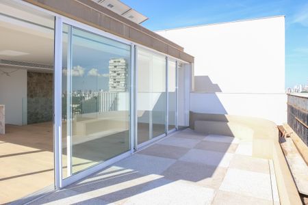 Apartamento à venda com 220m², 3 quartos e 2 vagas Apartamento à venda com 220m², 3 quartos e 2 vagasSacada