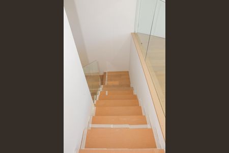 Apartamento à venda com 220m², 3 quartos e 2 vagas Apartamento à venda com 220m², 3 quartos e 2 vagasEscada