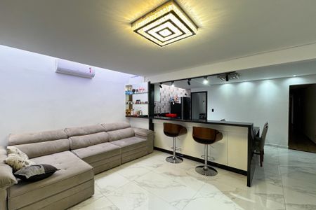 Casa à venda com 240m², 3 quartos e 2 vagasSala