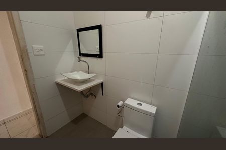 Casa para alugar com 80m², 2 quartos e 1 vaga Casa para alugar com 80m², 2 quartos e 1 vagaBanheiro social