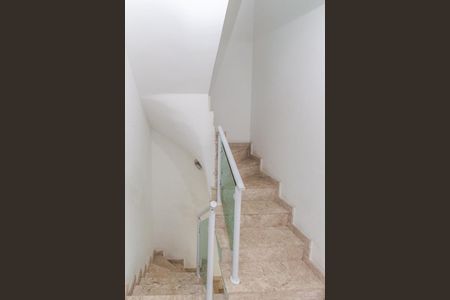 Casa de condomínio à venda com 160m², 3 quartos e 2 vagas Casa de condomínio à venda com 160m², 3 quartos e 2 vagasEscada