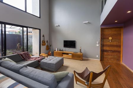 Casa de condomínio à venda com 350m², 4 quartos e 4 vagasSala de TV