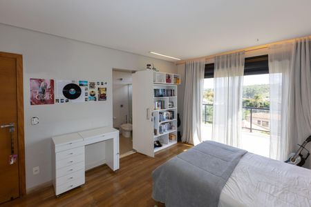 Casa de condomínio à venda com 350m², 4 quartos e 4 vagasSemi Suíte 2