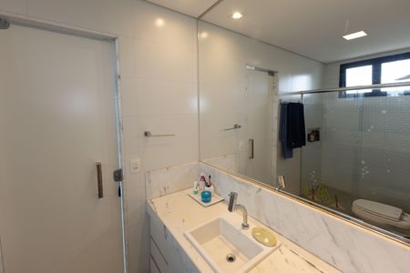 Casa de condomínio à venda com 350m², 4 quartos e 4 vagasBanheiro da Semi Suíte 1 e 2