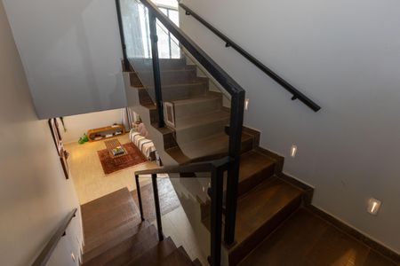 Casa de condomínio à venda com 350m², 4 quartos e 4 vagasEscada para os Quartos