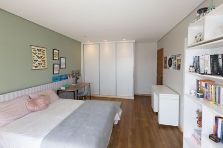 Casa de condomínio à venda com 350m², 4 quartos e 4 vagasSemi Suíte 2