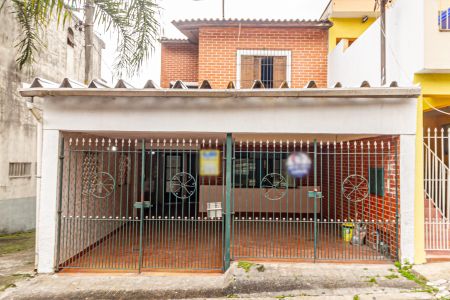 Casa para alugar com 180m², 3 quartos e 3 vagas Casa para alugar com 180m², 3 quartos e 3 vagasFachada