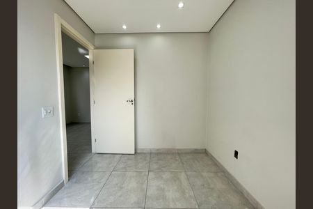 Quarto 1 de apartamento para alugar com 2 quartos, 40m² em Jardim D’abril, São Paulo