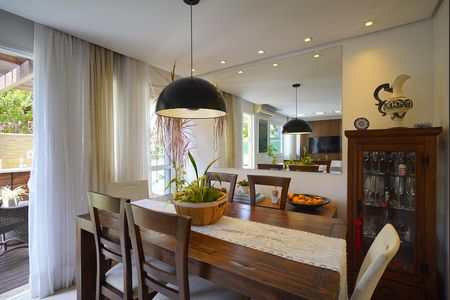 Casa de condomínio à venda com 190m², 3 quartos e 2 vagas Casa de condomínio à venda com 190m², 3 quartos e 2 vagasSala