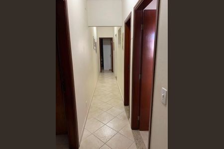 Casa para alugar com 217m², 4 quartos e 3 vagas Casa para alugar com 217m², 4 quartos e 3 vagasCorredor