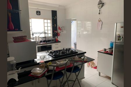 Casa para alugar com 217m², 4 quartos e 3 vagas Casa para alugar com 217m², 4 quartos e 3 vagasCozinha