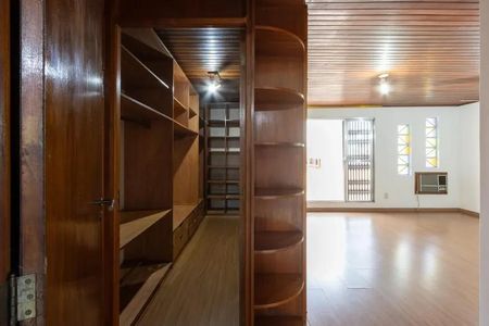 Casa para alugar com 230m², 4 quartos e 2 vagasSuíte