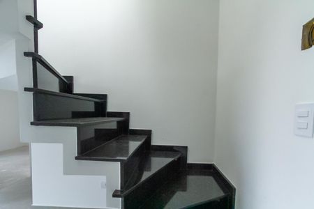 Casa de condomínio à venda com 130m², 2 quartos e 2 vagasEscada