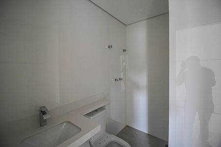 Apartamento à venda com 130m², 2 quartos e 2 vagas Apartamento à venda com 130m², 2 quartos e 2 vagasBanheiro da Suíte