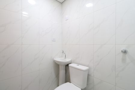 Banheiro de kitnet/studio para alugar com 1 quarto, 24m² em Vila Romana, São Paulo