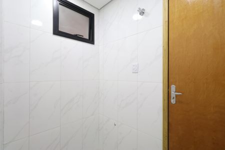 Banheiro de kitnet/studio para alugar com 1 quarto, 24m² em Vila Romana, São Paulo