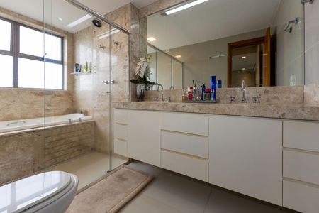 Apartamento à venda com 201m², 4 quartos e 4 vagasBanheiro da Suíte 2