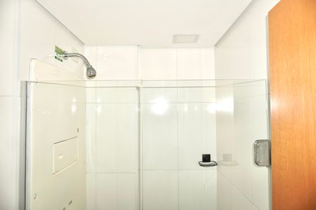 Banheiro de kitnet/studio para alugar com 1 quarto, 42m² em Savassi, Belo Horizonte