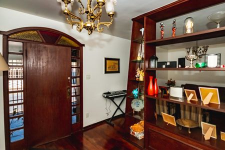 Casa à venda com 251m², 4 quartos e 2 vagasSala