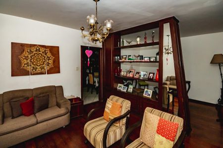 Casa à venda com 251m², 4 quartos e 2 vagasSala