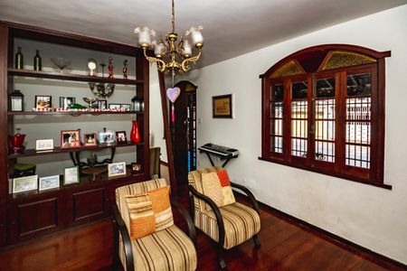 Casa à venda com 251m², 4 quartos e 2 vagasSala