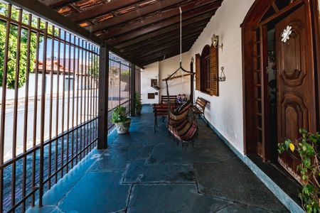 Casa à venda com 251m², 4 quartos e 2 vagasVaranda