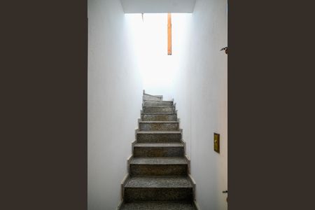 Casa à venda com 170m², 2 quartos e 6 vagasEscada para Terraço