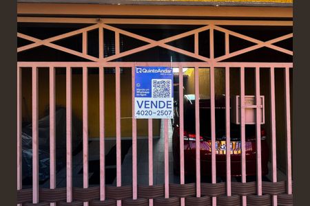 Casa à venda com 170m², 2 quartos e 6 vagasFachada + Placa