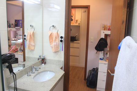 Apartamento à venda com 122m², 3 quartos e 4 vagasBanheiro da Suíte 2