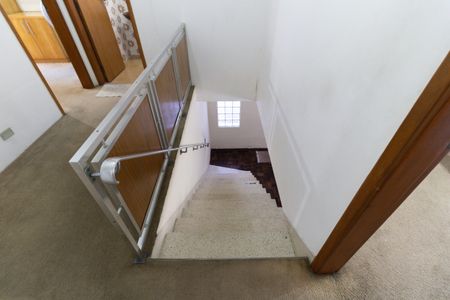Casa à venda com 165m², 3 quartos e 2 vagas Casa à venda com 165m², 3 quartos e 2 vagasEscada