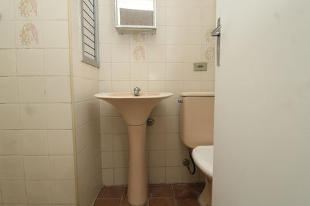 Banheiro de kitnet/studio para alugar com 1 quarto, 27m² em Liberdade, São Paulo