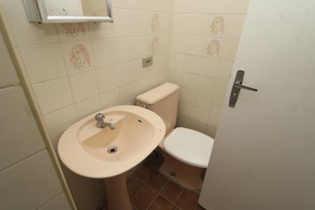 Banheiro de kitnet/studio para alugar com 1 quarto, 27m² em Liberdade, São Paulo