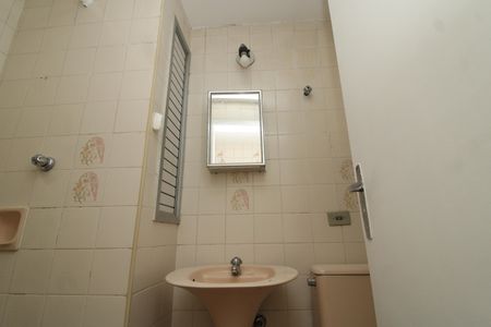 Banheiro de kitnet/studio para alugar com 1 quarto, 27m² em Liberdade, São Paulo