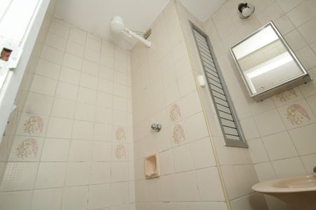 Banheiro de kitnet/studio para alugar com 1 quarto, 27m² em Liberdade, São Paulo