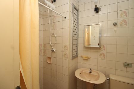 Banheiro de kitnet/studio para alugar com 1 quarto, 27m² em Liberdade, São Paulo