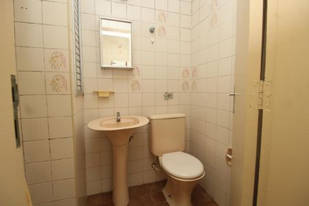 Banheiro de kitnet/studio para alugar com 1 quarto, 27m² em Liberdade, São Paulo