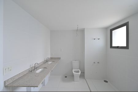 Apartamento à venda com 169m², 3 quartos e 4 vagasBanheiro da Suíte 1