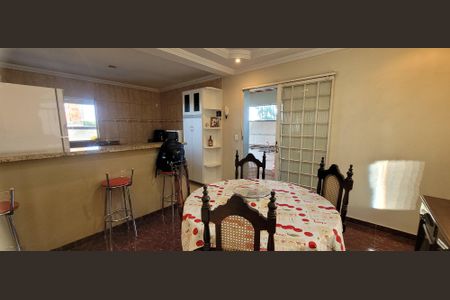 Casa à venda com 372m², 4 quartos e 4 vagas Casa à venda com 372m², 4 quartos e 4 vagascopa