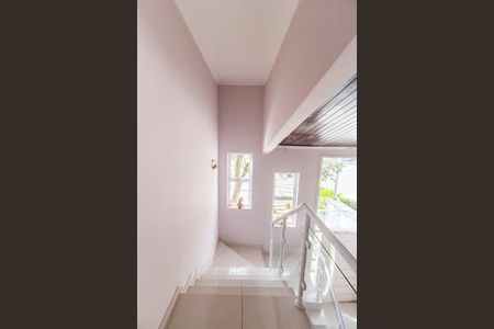 Casa de condomínio à venda com 308m², 4 quartos e 4 vagasEscada