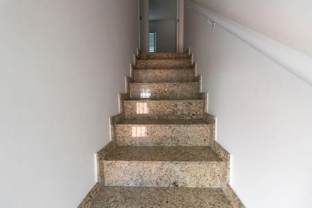 Casa de condomínio à venda com 60m², 2 quartos e 1 vagaEscada