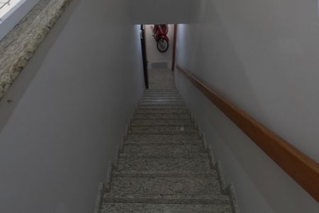 Casa para alugar com 200m², 4 quartos e 1 vagaEscadas para a Garagem