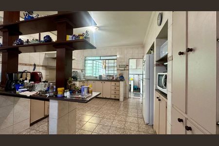 Casa à venda com 240m², 4 quartos e 4 vagasCozinha 