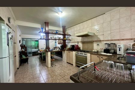 Casa à venda com 240m², 4 quartos e 4 vagasCozinha 