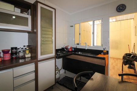 Casa para alugar com 80m², 2 quartos e 2 vagasCozinha 