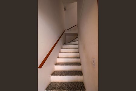 Casa para alugar com 80m², 2 quartos e 2 vagasEscada 