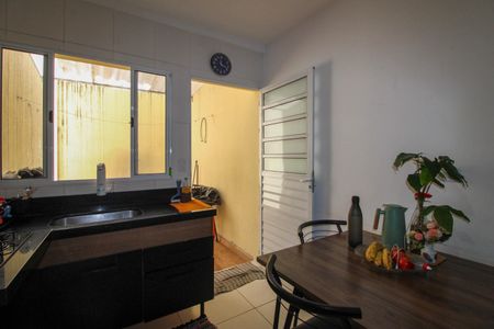 Casa para alugar com 80m², 2 quartos e 2 vagasCozinha 