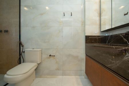 Apartamento à venda com 240m², 4 quartos e 3 vagasBANHEIRO2