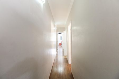 Casa à venda com 170m², 3 quartos e 2 vagas Casa à venda com 170m², 3 quartos e 2 vagasCorredor de Acesso aos Quartos