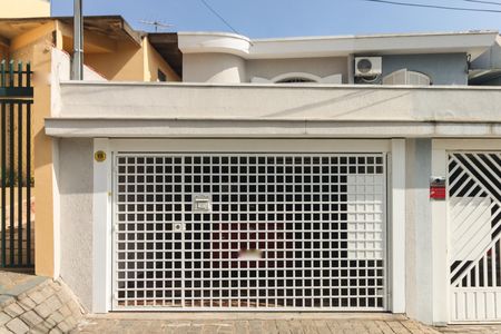 Casa à venda com 170m², 3 quartos e 2 vagas Casa à venda com 170m², 3 quartos e 2 vagasFachada